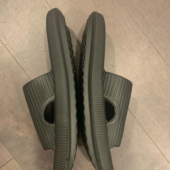 Cloud Slippers/Shoes Black - Picture 4 of 4